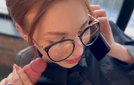 Постер к видео: Муж позвонил как раз когда она (отсасывала) продавала клиенту квартиру.