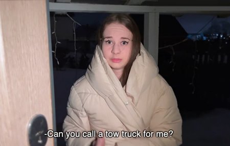 Постер к видео: Парень пускает переночевать оставшуюся на улице незнакомку, согревает в своей постели и кончает ей на письку.