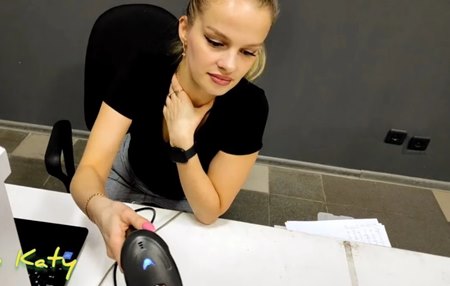 Постер к видео: Девушка на почте помогает клиенту достать посылку, которую он случайно прищепил ширинкой.