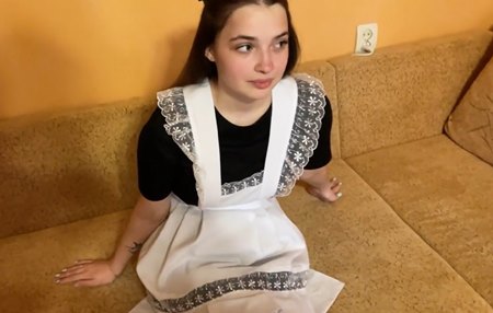 Постер к видео: Молоденькая горничная отсасывает у симпатичного ей молодого хозяина и дает раком.