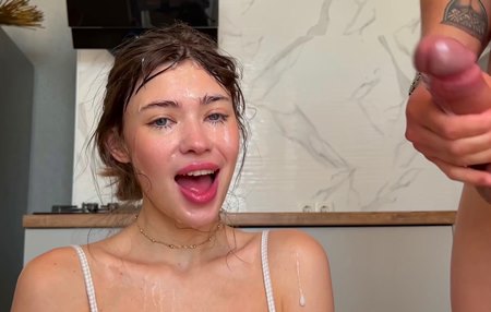 Постер к видео: Красотка Анна обожает член, обожает его сосать и утираться им.