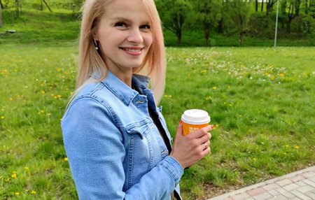 Постер к видео: Ведёт нового друга к себе домой. У неё там очень сончая, стекающая оргазмом, бритая пизда.