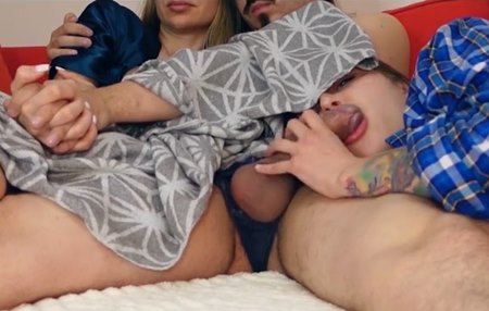 Постер к видео: Девушка отсасывает под одеялом парню своей подруги, поки они смотрят фильм.