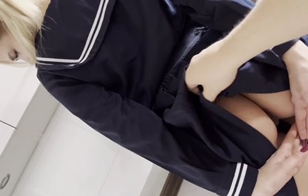 Постер к видео: Малая опять пошла варганить бате завтрак без трусов и напоролась на его толстый член.