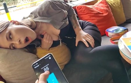 Парень управляет вибратором вставленным в киску своей подруги прям в ресторане и доводит её до оргазма.