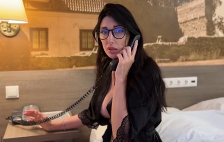 Постер к видео: В панике прибежала к соседу позвонить в МЧС, засветила сиськами и забыла о потопе.