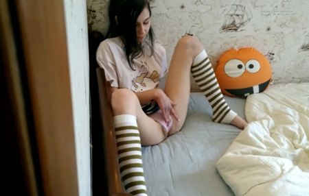 Постер к видео: Парень смотрел до конца как дрочила его младшая сестра и бросила у него подушку когда поняла что за ней подглядывали.