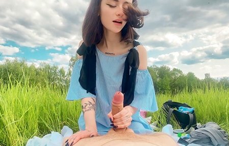 Постер к видео: Секс на пикнике с молодой, сисястой девушкой видом от первого лица.