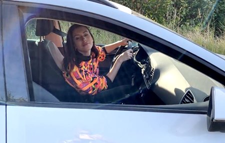 Постер к видео: Чика на ситроене по размеру члена незнакомца опредилила что подвезет его.