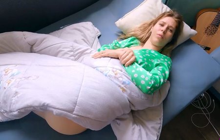 Постер к видео: Серёжа хуем развеивает бодун не помящей как у них оказалась тёте Свете.