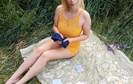 Постер к видео: Сыграли с грудастой девушкой карты на раздевание и трахнулись в густой, рослой травке в поле.