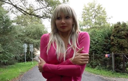 Постер к видео: Парень согревает оказавшуюся в беде милую россиянку и вдохновляет трахнуться за деньги.