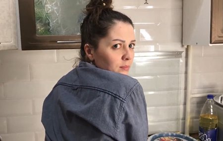 Постер к видео: Только жена его отца понимает парня когда у него стояк трещит и разрешает спустить...