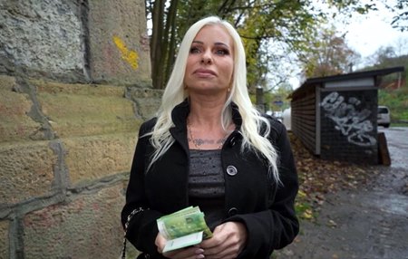 Постер к видео: Видимо на пенсию учительницы в Праге просто так не проживешь.