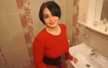 Постер к видео: Мачеха отказывается покидать ванную пока пасынок не кончит ей в трусики.