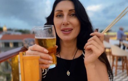 Постер к видео: Сисястая русская милфа напилась пива и спермы симпотного испанца, подкатившего к ней познакомиться.