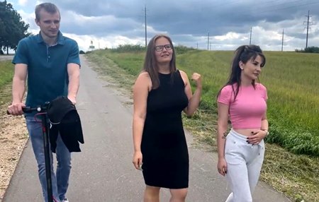 Постер к видео: Парень на самокате подкатывает к двум русским девушкам и ту которая по сочнее, катают с другом на волосатых мотороллерах.