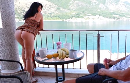 Постер к видео: Милфа вышла на балкон отеля без трусов чтобы сосед больше не дрочил.