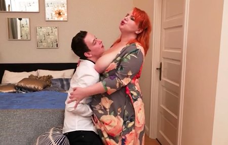 Постер к видео: Пацан ныряет между сисек свой зрелой и с большим весом любовницы, а потом трахает.