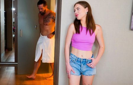 Постер к видео: Падчерица находит способ сделать отчима любовником после его расставания с её мамкой.