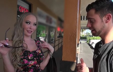 Парень подымает настроение и пикапит милфу с подкачанной попкой.