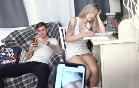 Постер к видео: Русские парни готовят однокурсницу к экзамену через двойное проникновение.