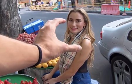 Постер к видео: Парень обещает страстной колумбийке более приличный заработок чем здесь на базаре и пикапит её.