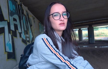 Постер к видео: Скромная чешка, брошенная парнем в плохую погоду, трахается за подвоз и две сотки еуро с верху.