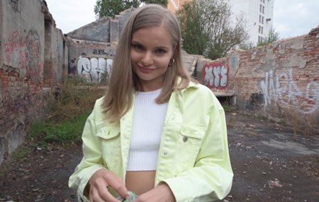 Постер к видео: Обаятельная молодуха денюшку пересчитывает и наслаждает незнакомца своей идеально выбритой тугой киской.