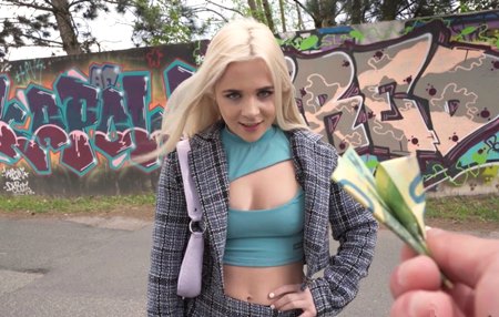 Постер к видео: Шальная англичанка берёт деньги за секс с незнакомцем и отрабатывает каждую копейку.