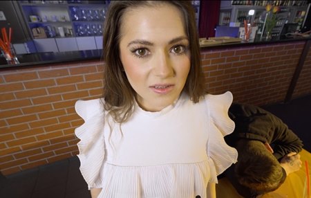 Постер к видео: Милая барменша под страхом потери работы отдается боссу на глазах её любимого парня.