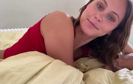 Постер к видео: Девушка запалила брата на дрочке и уговорила присунуть ей в попку член.