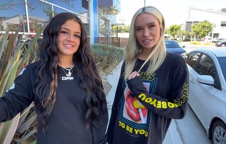 Парень узнает двух горячих порнозвездочек на улице и получает безвозмездный секс.