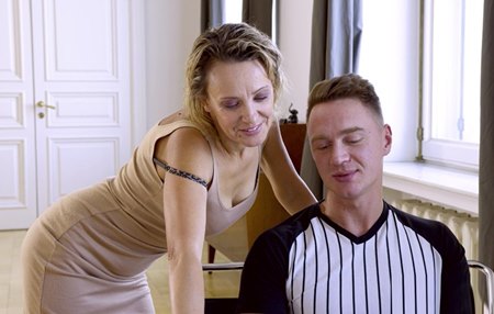 Постер к видео: Когда разговор с покупателем переходит на курс доллара, русская матюрка ловко достает сиськи.