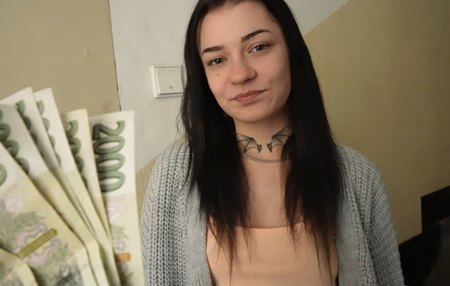 Постер к видео: Дядя тоже получает свою долю за то, что племянницу от трахали в его квартире.