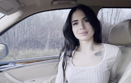 Парень прикинулся бизнесменом и подвозит красивую русскую девушку к себе домой на палку чая.