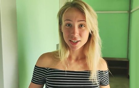 Постер к видео: Обменял своей красивой соседке соль на трах её киски в коридоре.