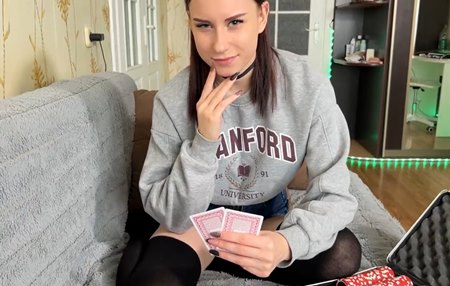 Постер к видео: Парень научил сестру проигрывать в Покер и она проиграла ему свою киску.