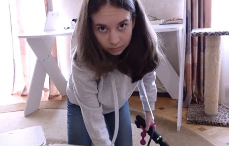 Постер к видео: Парень уронил коробку с самотыками своей молоденькой сожительницы и понял как надо действовать.