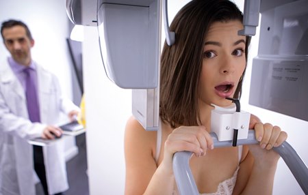 Постер к видео: Стоматолог хуем лечит брюнетке зубки и трахает её волосатую киску.