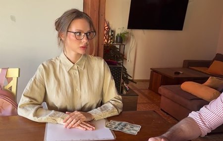 Постер к видео: Бородатый чел платит вдесятеро больше за секс с грудастой нянькой и успевает к приходу жены.