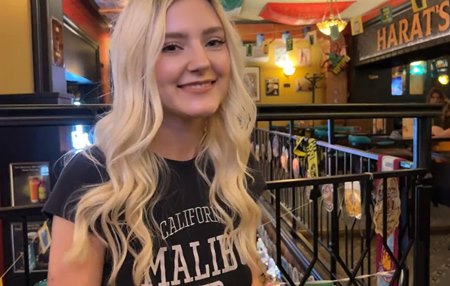 Постер к видео: Ева Эльфи без трусиков отдается первому подошедшему в чешском фан пабе.