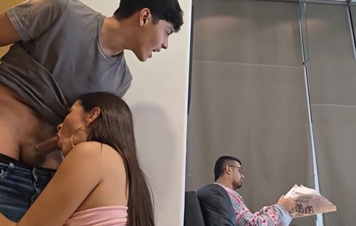 Постер к видео: Молоденький испанет ебёт свою мачеху и не сильно то прячется от отца.