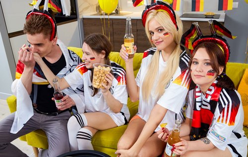 Постер к видео: Фан-групповуха Евро 2024 с молодыми русскими переодетыми в немцев.