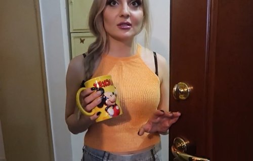 Постер к видео: Русская соседка зашла за сахаром, а ушла с мокрыми и потраханными дырочками.