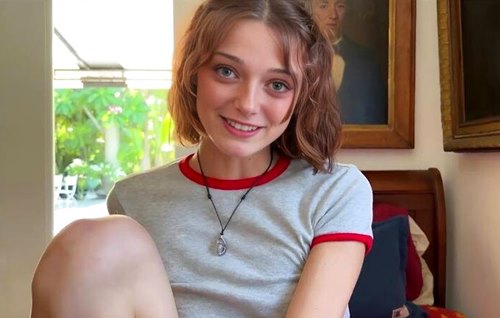 Постер к видео: Младшая сестра напрашивается к брату на писюн и сквирчет от хорошей поки.