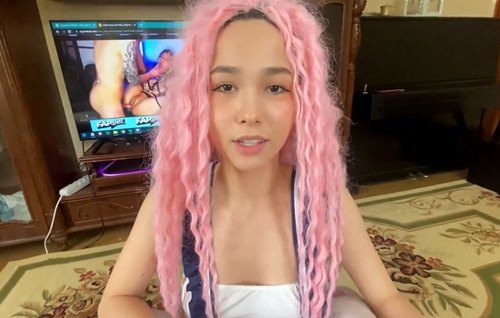 Постер к видео: Русская девушка спалила брата на просмотре порнухи и обещает сделать ему еще лучше.