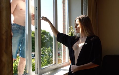 Постер к видео: Продинамленная женушка пускает в квартиру мойщика окон чтобы трахнул её.