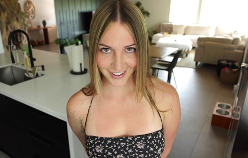 Постер к видео: Тетя соскучилась по сексу с племянником и флиртует перед тем как отдаться ему в свою лысую кису.