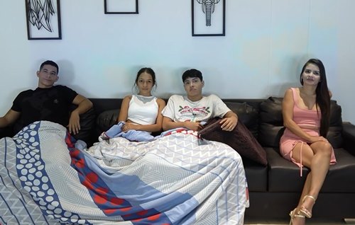 Постер к видео: Испанец выебал свою молоденькую подругу и уступил место маминому трахеру.